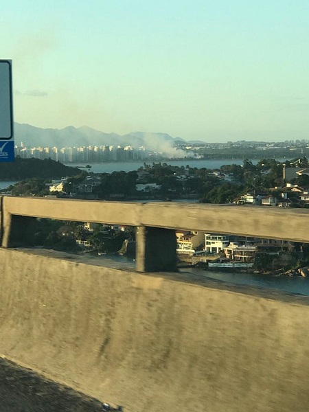 Quem passou pela terceira ponte também conseguiu ver a extensão do incêndio (Foto: Enviado via whatsapp)