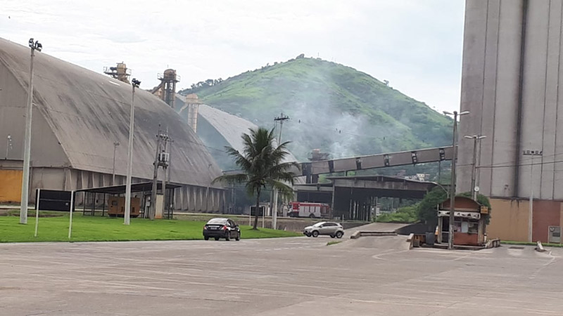 Incêndio foi controlado no Porto de Capuaba (Foto: Compartilhada via WhatsApp)