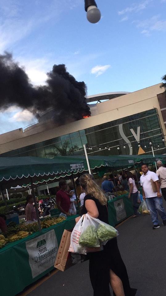 As chamas puderam ser observadas na parte superior do shopping (Foto: Bruna Vitor / Compartilhada via Facebook)