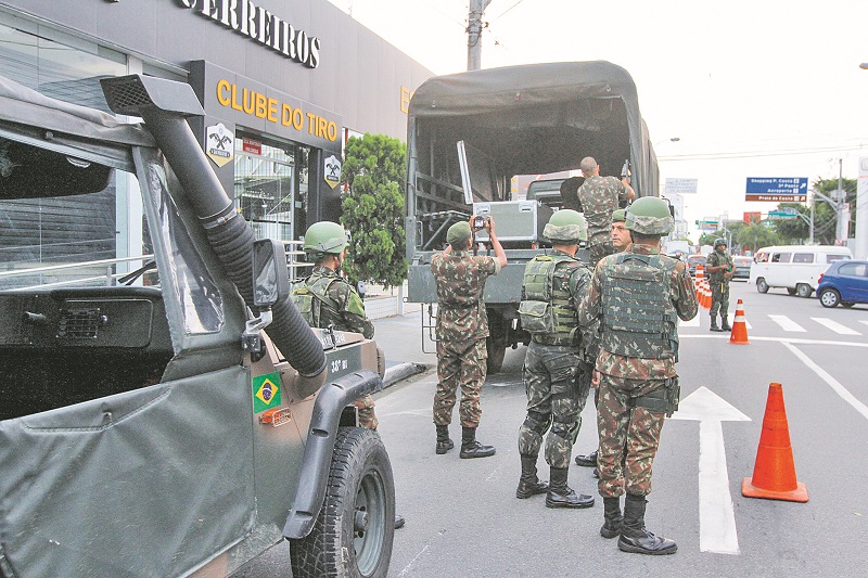 Movimentação em frente à loja de armas, em Vila Velha, durante inspeção do Exército, no último dia 18 de abril (Foto: Thiago Coutinho/AT )