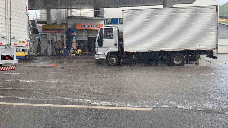 A chuva provocou alagamento próximo a um posto de combustíveis, em Jardim América (Foto: Beto Morais / AT)