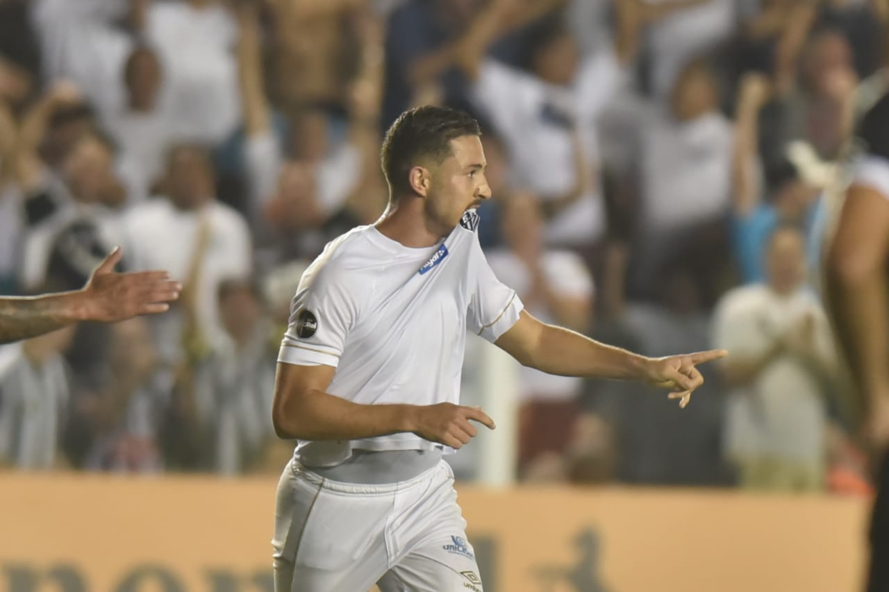 Jean Mota comemora seu gol pelo Santos na vitória sobre Vasco (Foto: Ivan Storti/Santos FC/Divulgação)