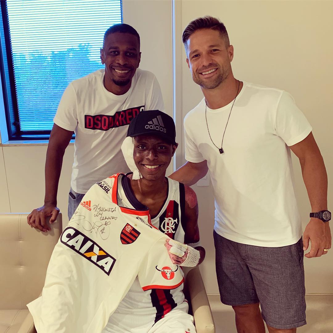 Jhonata Ventura com os jogadores Juan e Diego. (Foto: Reprodução/Instagram)