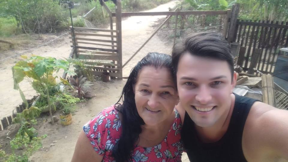 João Inocêncio e sua mãe em foto publicada recentemente nas redes sociais (Foto: Reprodução/Facebook)