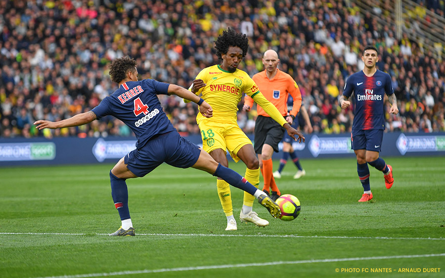 Jogadores disputam a bola (Foto: Divulgação / Nantes)
