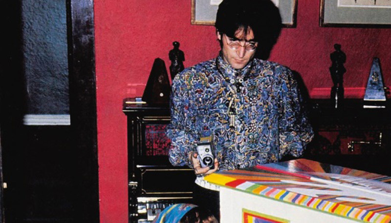 John Lennon no piano que será leiloado (Foto: Site Gotta Have Rock and Roll)
