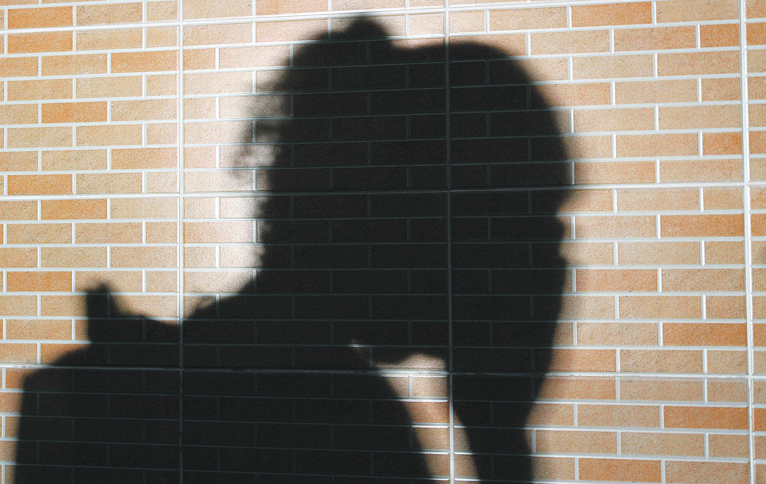 Uma dona de casa, de 25 anos, conta que luta contra a depressão começou ainda na infância, (Foto: Leone Iglesias/AT)