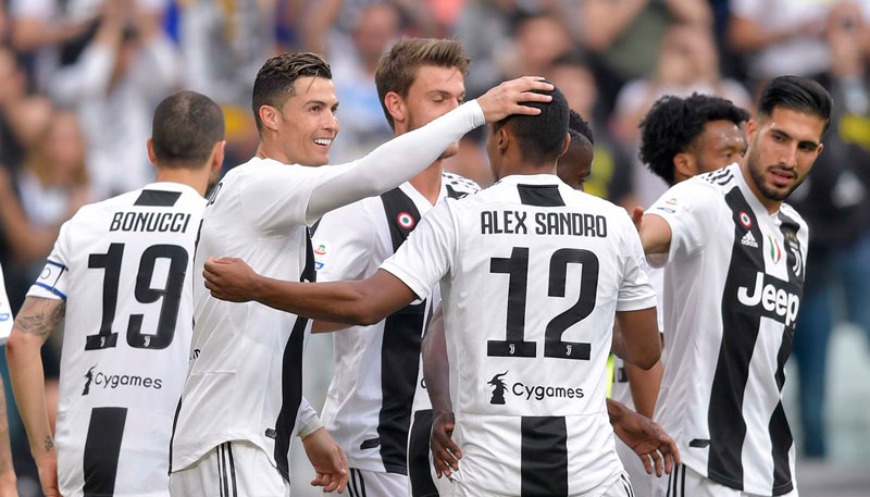 Cristiano Ronaldo cumprimenta o brasileiro Alex Sandro, um dos destaques da Juve (Foto: Divulgação / Twitter)