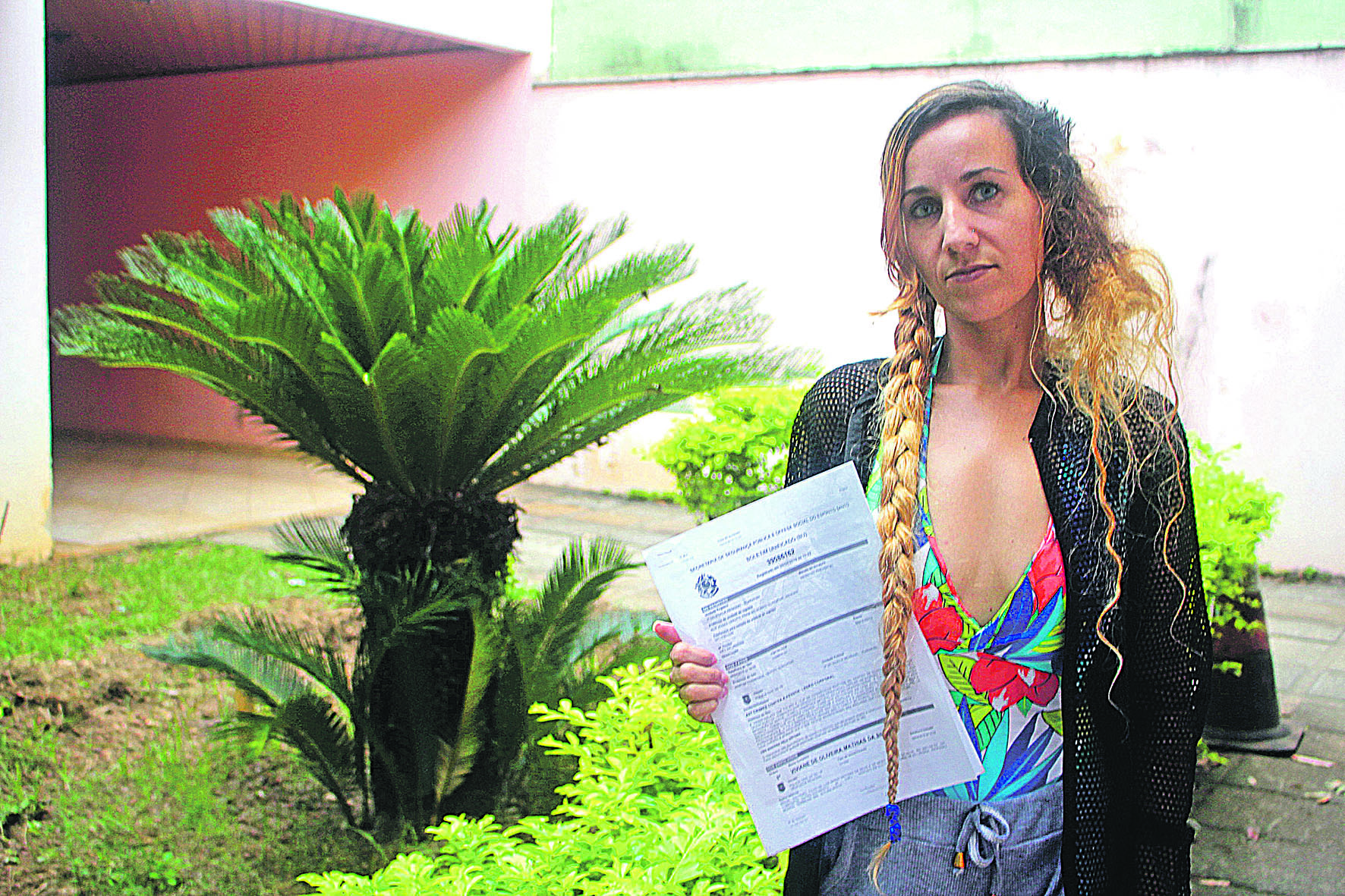 Karlla Naynna comprou um produto para hidratar o cabelo, mas seus fios começaram a embolar e ficaram duros (Foto: Roberta Bourguignon/AT)