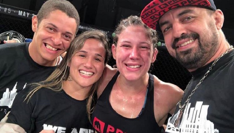 Karolline Rosa (segunda da dir. para a esq.) conquistou a 11ª vitória no MMA profissional em 14 lutas (Foto: Reprodução/Instagram/@karolrosamma)