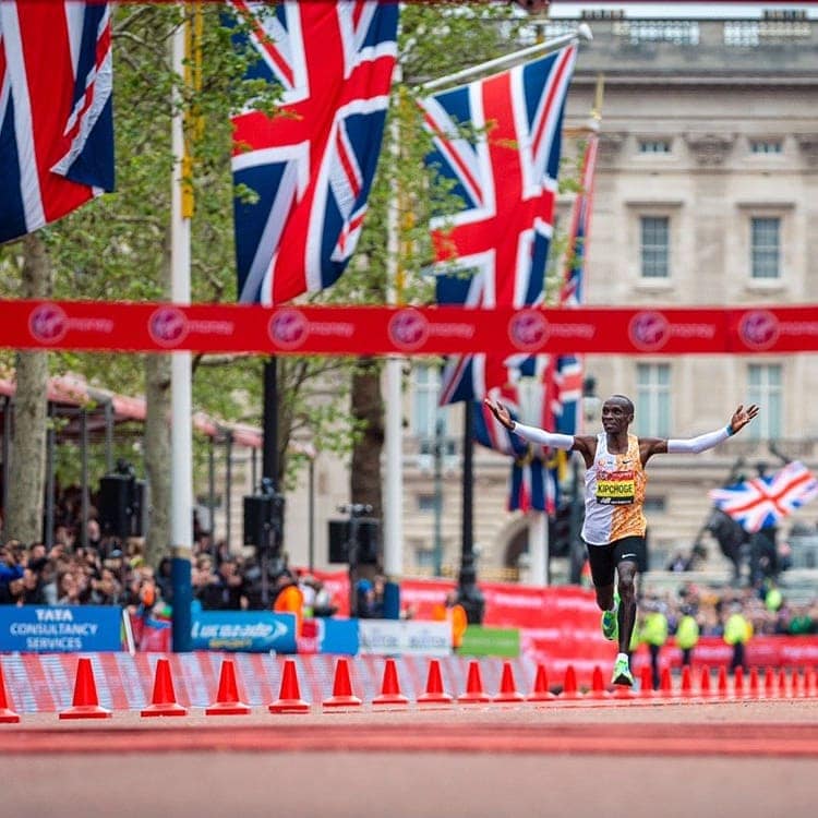 Queniano venceu a prova e ainda estabeleceu a melhor marca da história da Maratona de Londres (Foto: Divulgação)