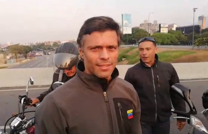 Leopoldo López pede asilo na embaixada do Chile em Caracas (Foto: Reprodução/Vídeo enviado por Whatsapp)
