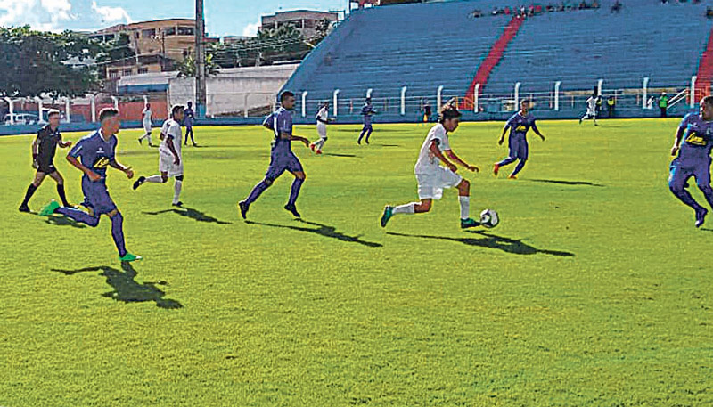 Lance do jogo entre Linhares e Esse no estádio Justiniano de Mello e Silva, em Colatina, pela primeira rodada da Segundinha Capixaba (Foto: Carlos Eduardo Depizzol / Divulgação)