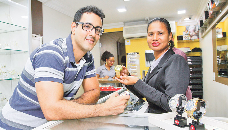Em meio a um leque de opções, o empresário Rodolfo do Carmo, 30 anos, decidiu fazer uma pesquisa de preços de relógios no centro de Vitória e foi atendido pela vendedora da loja Rio Joias Adriana Baioco (Foto: Thiago Coutinho / AT)