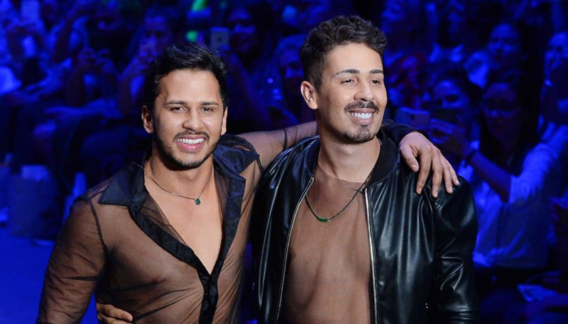 Lucas Guimarães e Carlinhos Maia em desfile. (Foto: Reprodução/Instagram)