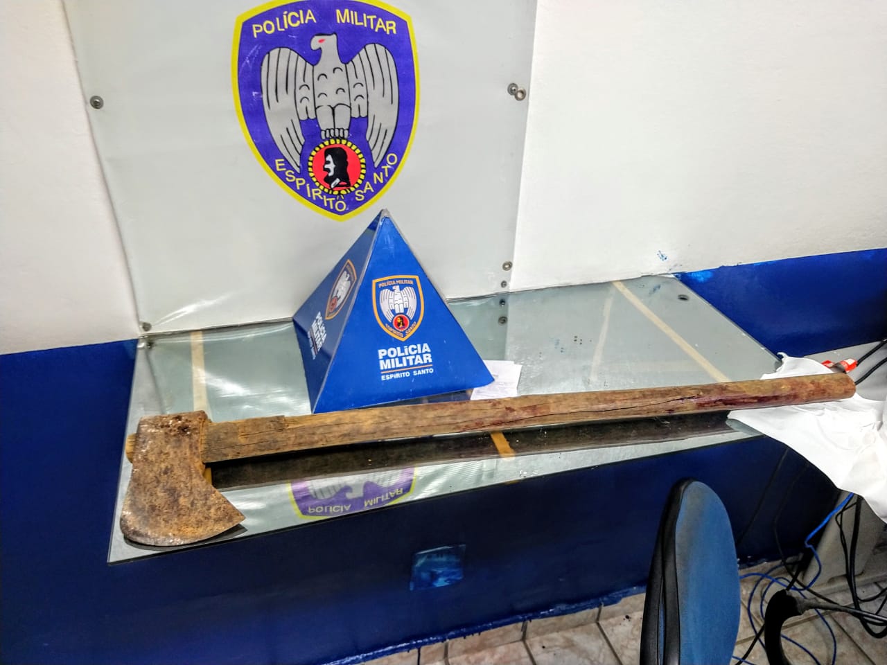 Machado utilizado pelo homem para tentar agredir um policial em Colatina (Foto: Divulgação/PM)