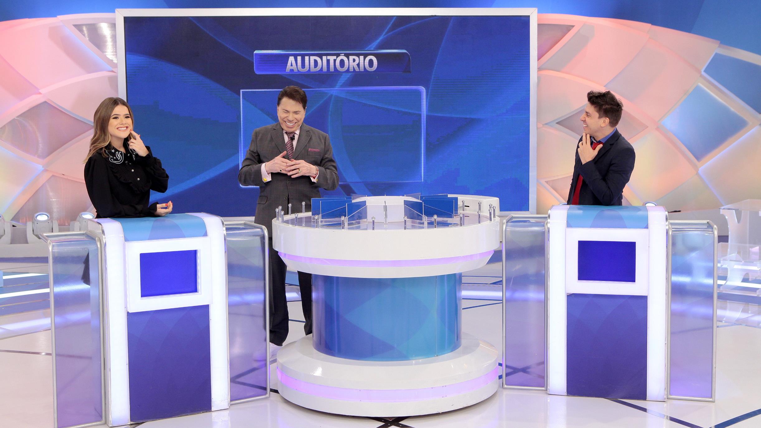 Ela não escapou de perguntas que tentaram deixá-la sem graça. "Você já sabe beijar?", quis saber Silvio. "Lógico que eu sei, sou atriz", respondeu ela (Foto: Lourival Ribeiro/SBT)
