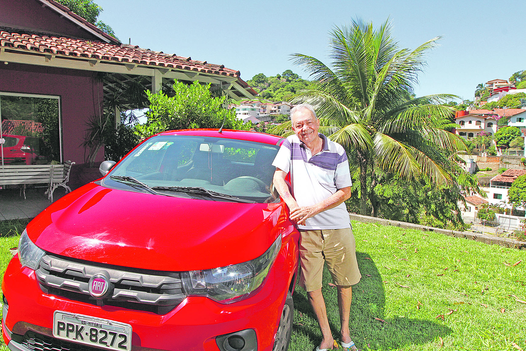 O advogado Manoel Henrique Malta ganhou o carro Fiat Mobi de A Tribuna em 2016 e usa o veículo para trabalhar (Foto: Thiago Coutinho/AT)