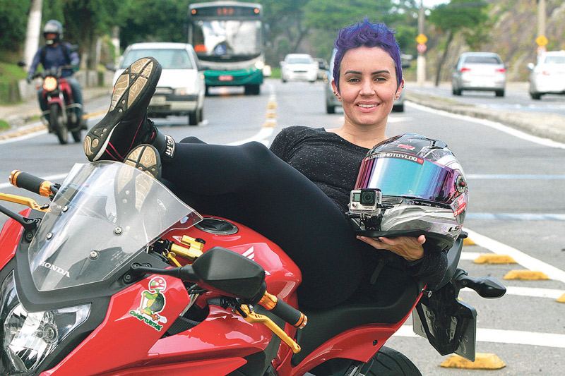 Mayara aproveita o trajeto de moto até o trabalho para registrar em vídeo cenas de desrespeito às leis de trânsito (Foto: Kadidja Fernandes/AT)