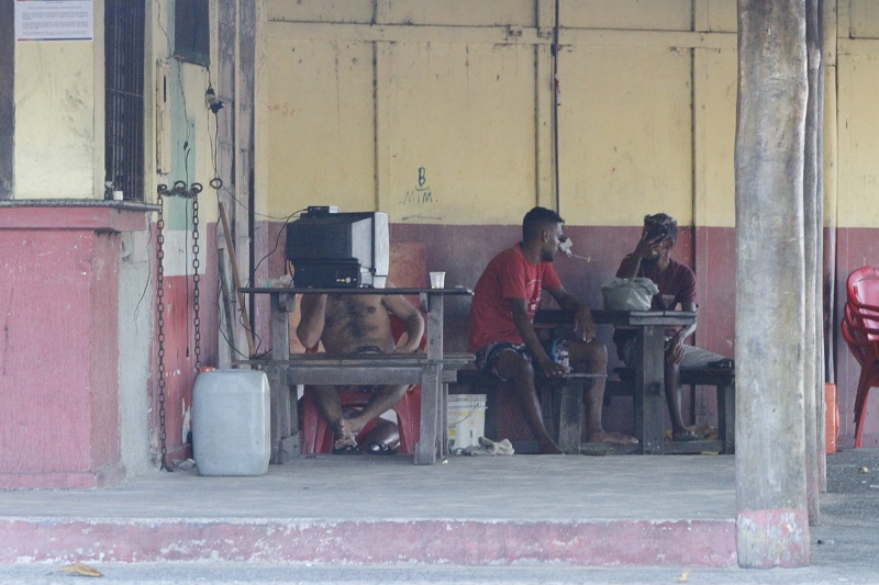 Moradores de rua usam TV em quiosque da Curva da Jurema, em Vitória (Foto: Leone Iglesias/ AT)