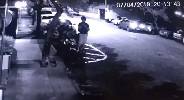 Motoboy esperava cliente para entregar pedido quando foi agredido (Foto: Videomonitoramento)