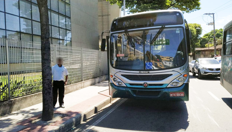 Ônibus foi atingido durante a troca de tiros (Foto: Hemerson Costa)