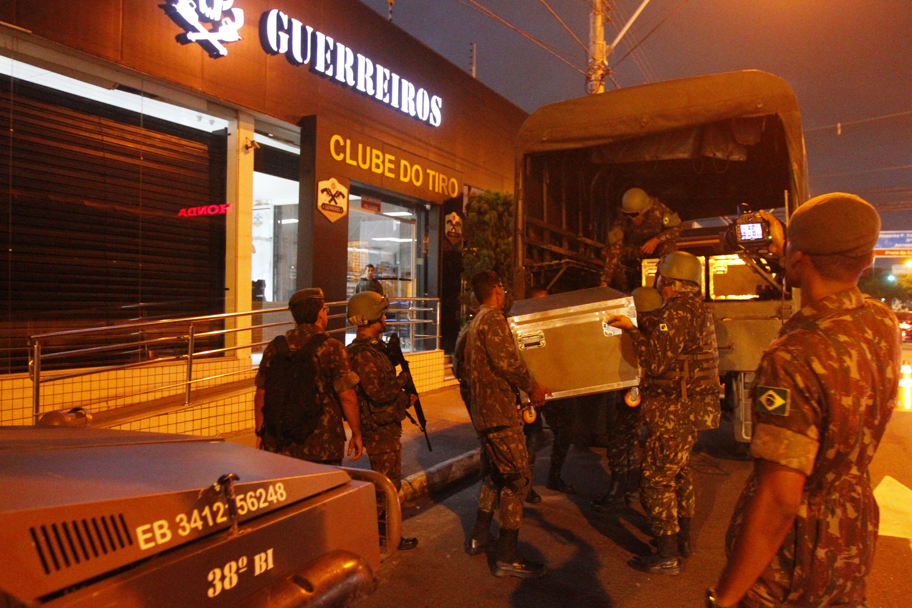 Operação do Exército apreende armas em Vila Velha (Foto: Thiago Coutinho/AT)