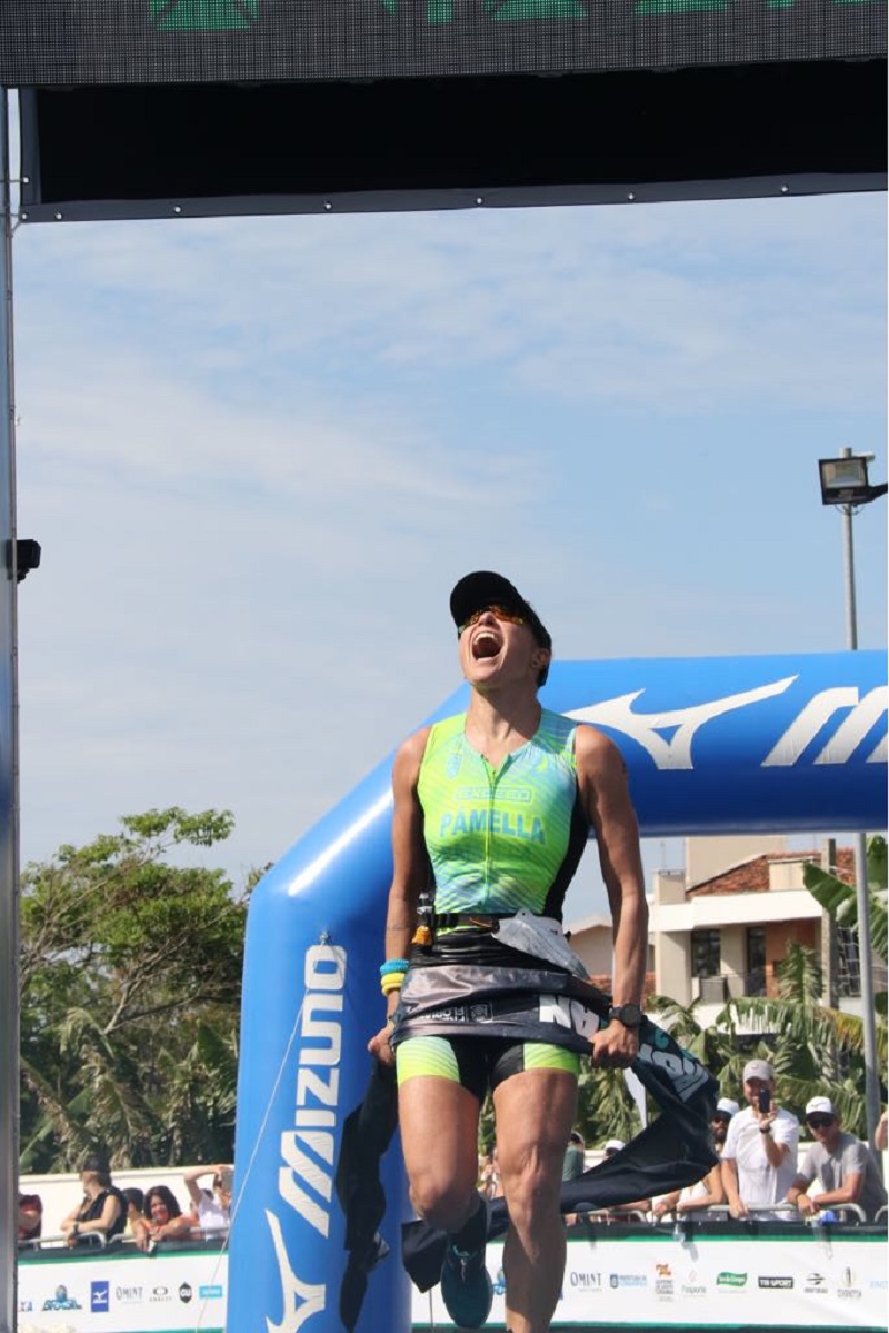 Pâmella Oliveira vibra ao cruzar a linha de chegada e vencer o IronMan de Florianópolis, em 2018 (Foto: Divulgação)