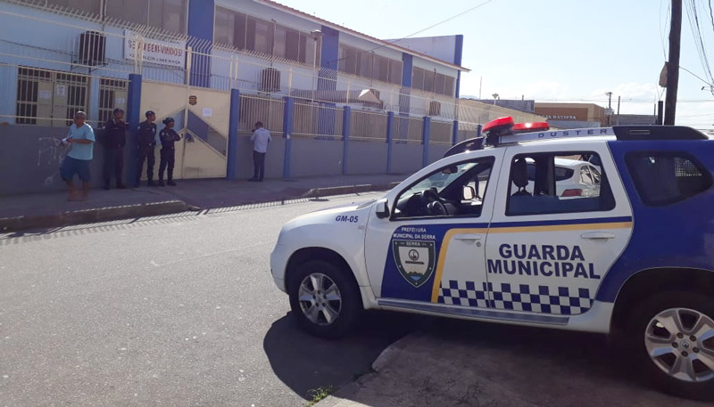 Depois da agressão, a Guarda Municipal reforçou a segurança em frente à escola (Foto: Patrícia Maciel / AT)