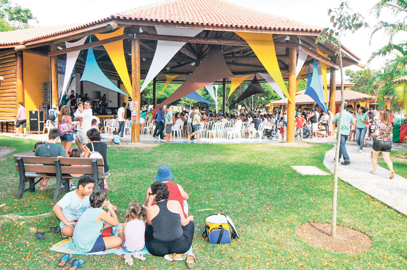 Pais e crianças em evento no Parque Botânico da Vale, que terá oficina para produzir cestas de Páscoa (Foto: Arquivo/AT)