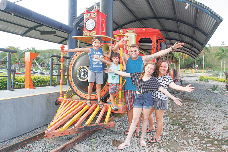 João Paulo e Priscila, com os filhos João Vitor, João Pedro e Júlia, optaram por um passeio de trem em fazenda (Foto: Leone Iglesias/AT)