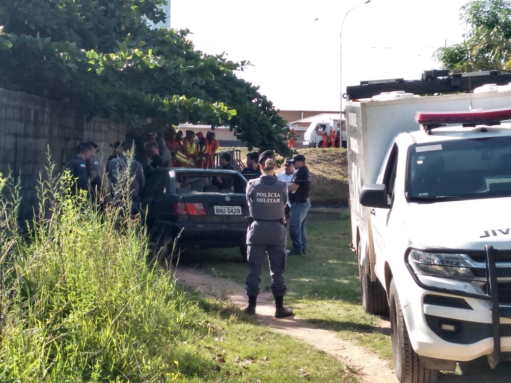 Carro foi deixado no bairro São Conrado, Vila Velha (Foto: Fabio Nunes/ AT/ 05/04/19)