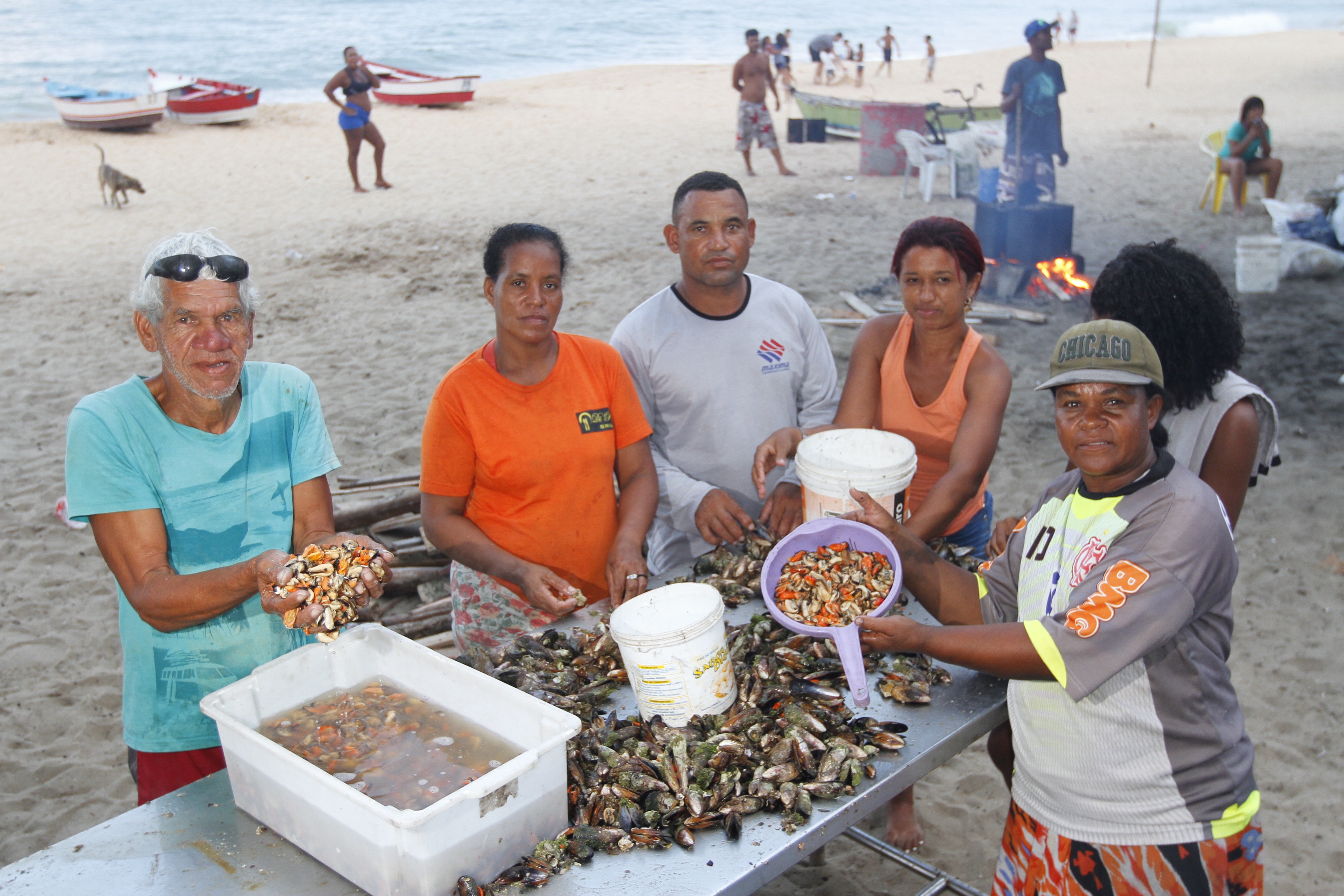 Pescadores vivem da venda de peixes e mariscos na beira da praia (Foto: Leone Iglesias)