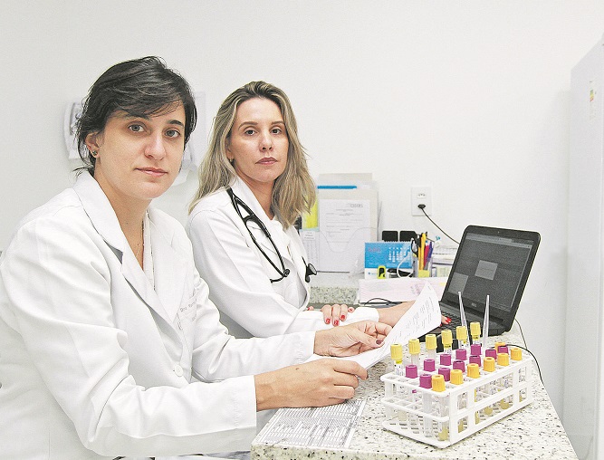 A nefrologista Rachel Armani e a reumatologista Laiza Hombre Dias ajudam a coordenar pesquisas com novos medicamentos no Cedoes, em Vitória. (Foto: Kadidja Fernandes/AT)