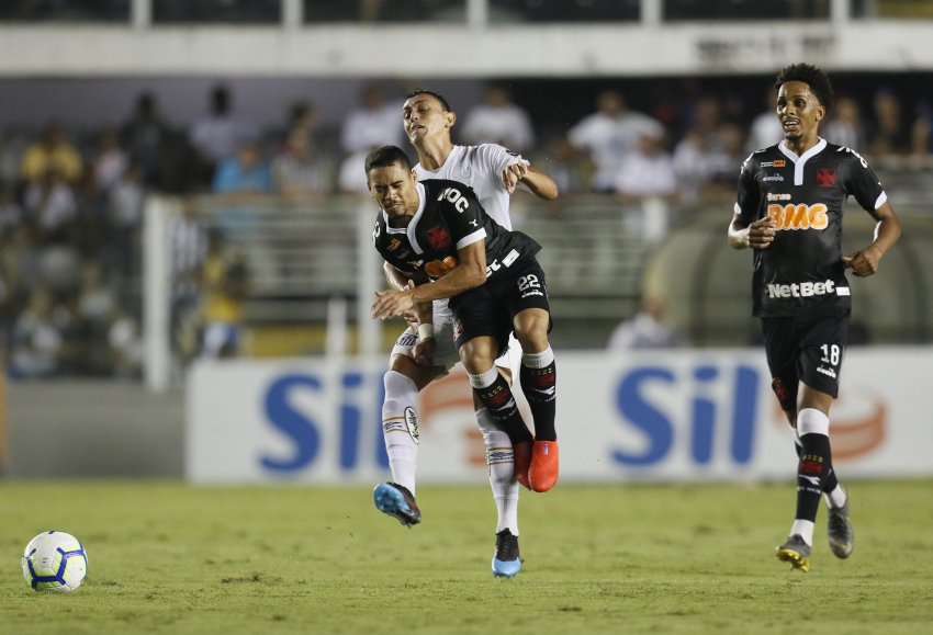 Pikachu, do Vasco, disputa bola durante o jogo com o Santos (Foto: Rafael Ribeiro/Vasco)