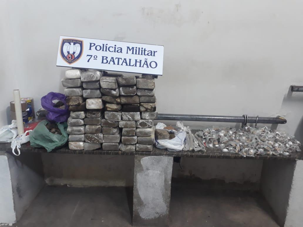 Droga apreendida também foi encaminhada para a 4ª Delegacia Regional de Cariacica (Foto: Divulgação/ PMES)
