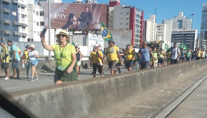 Grupo caminha pela Terceira Ponte sentido Vitória (Foto: Paulo Domiciano / Compartilhado via WhatsApp)