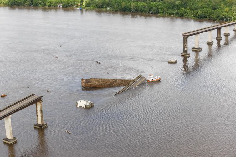 Parte de uma ponte do complexo Alça Viária, que liga regiões do Pará, caiu na madrugada desse sábado (6) no Rio Moju (Foto: Fernando Araújo/ Agência Pará)