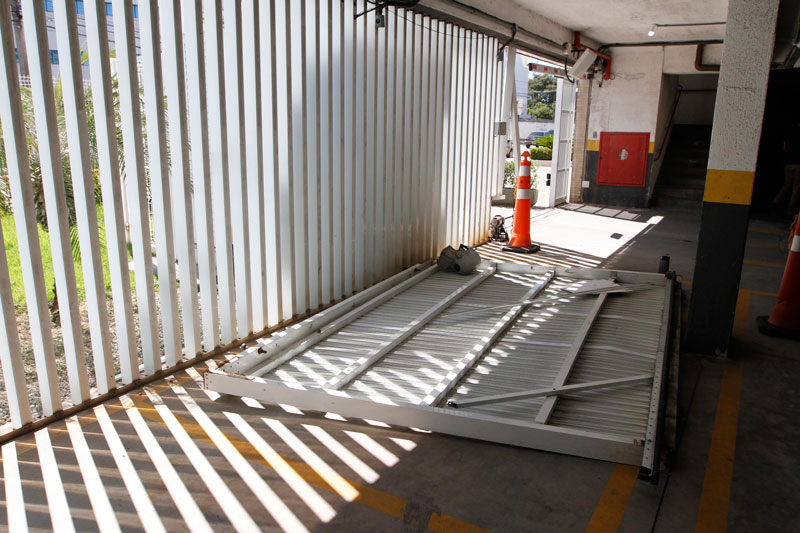 Ex-morador destruiu o portão na Enseada do Suá (Foto: Fábio Nunes / AT)