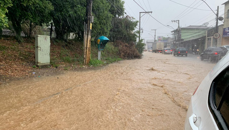 Forte chuva caiu no bairro Porto de Cariacica, na tarde desta quinta-feira (Foto: Kadidja Fernandes / AT)