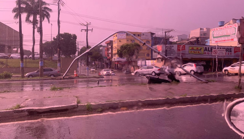 Um poste caiu e interditou um trecho da BR-262 (Foto: Kadidja Fernandes / AT)
