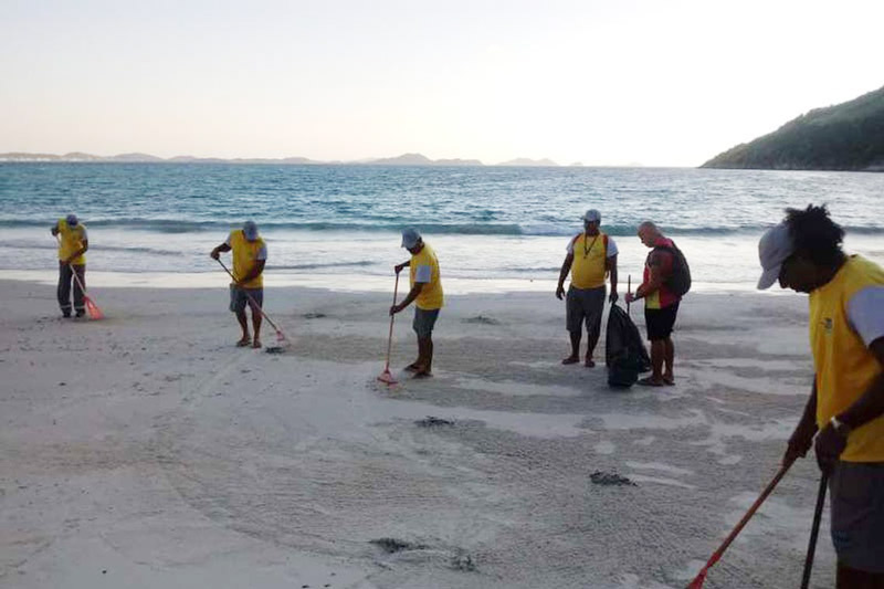 Funcionários da Prefeitura recolhem os restos de óleo, que foram parar no litoral (Foto: Divulgação / Prefeitura de Arraial do Cabo)