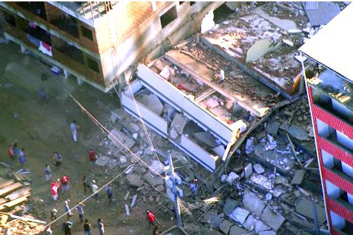 Prédios ficam na comunidade da Muzema (Foto: Divulgação/ Centro de Operações da Prefeitura do Rio)