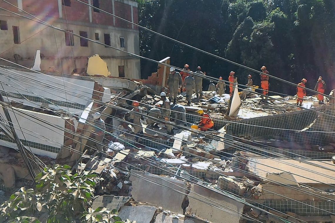 Prédios desabaram na comunidade da Muzema (Foto: Divulgação/ Centro de Operação da Prefeitura do Rio de Janeiro)