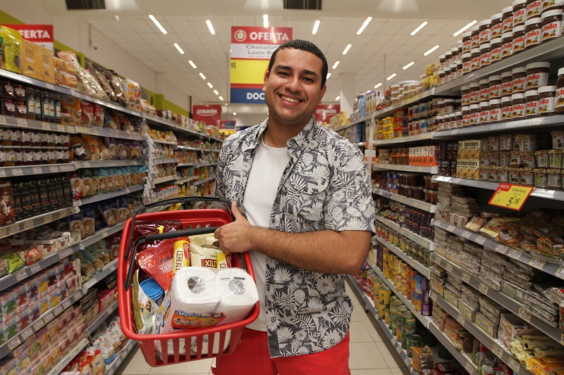 Patrick no supermercado: “Vai ajudar nas minhas compras do mês”, disse (Foto: Dayana Souza/ AT/ 03/03/2019)