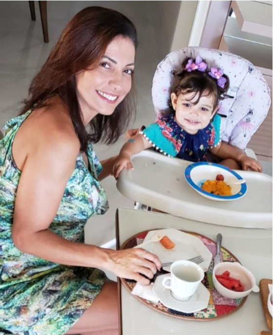Jéssika Luz diz que Ághata nunca tomou refrigerante e que evita dar sucos para que ela não deixe de ter o gosto pela ingestão de frutas frescas
