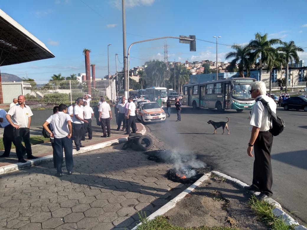 Grupo de taxistas em protesto na rodoviária de Vitória (Foto: Fábio Nunes/ AT/ 02/04/19)