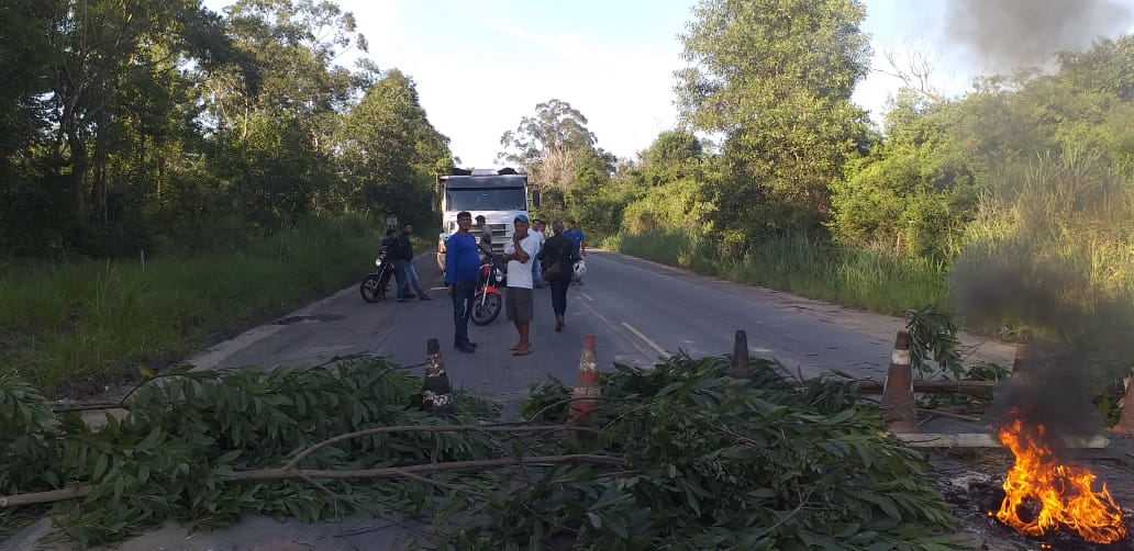Moradores fecham rodovias em Aracruz em protesto por melhorias no transporte coletivo (Foto: Divulgação/Organizadores da manifestação)