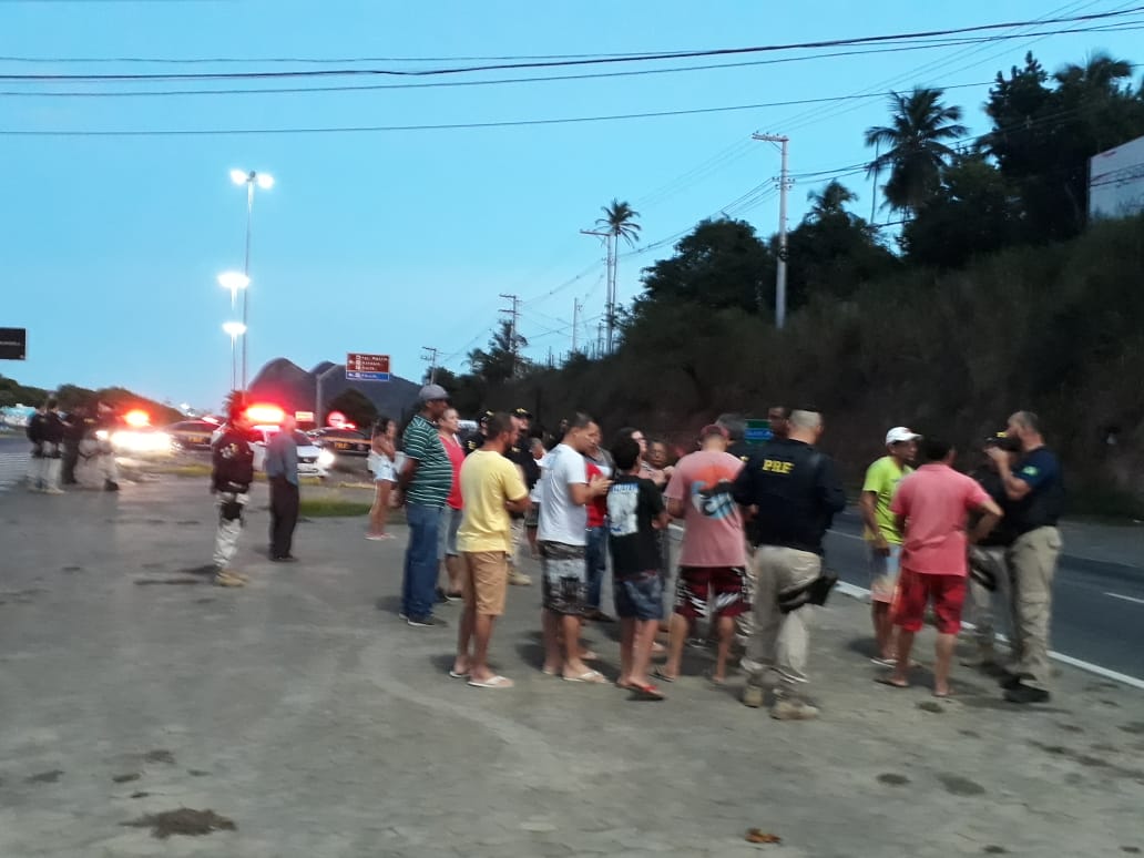Moradores em protesto no trevo de Serra Sede (Foto: Reprodução/ Redes sociais)