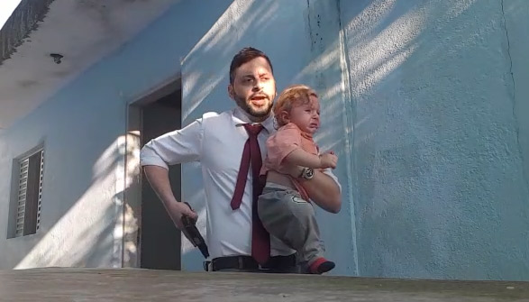 Bebê foi resgatado pela polícia paulista (Foto: Reprodução / Youtube)